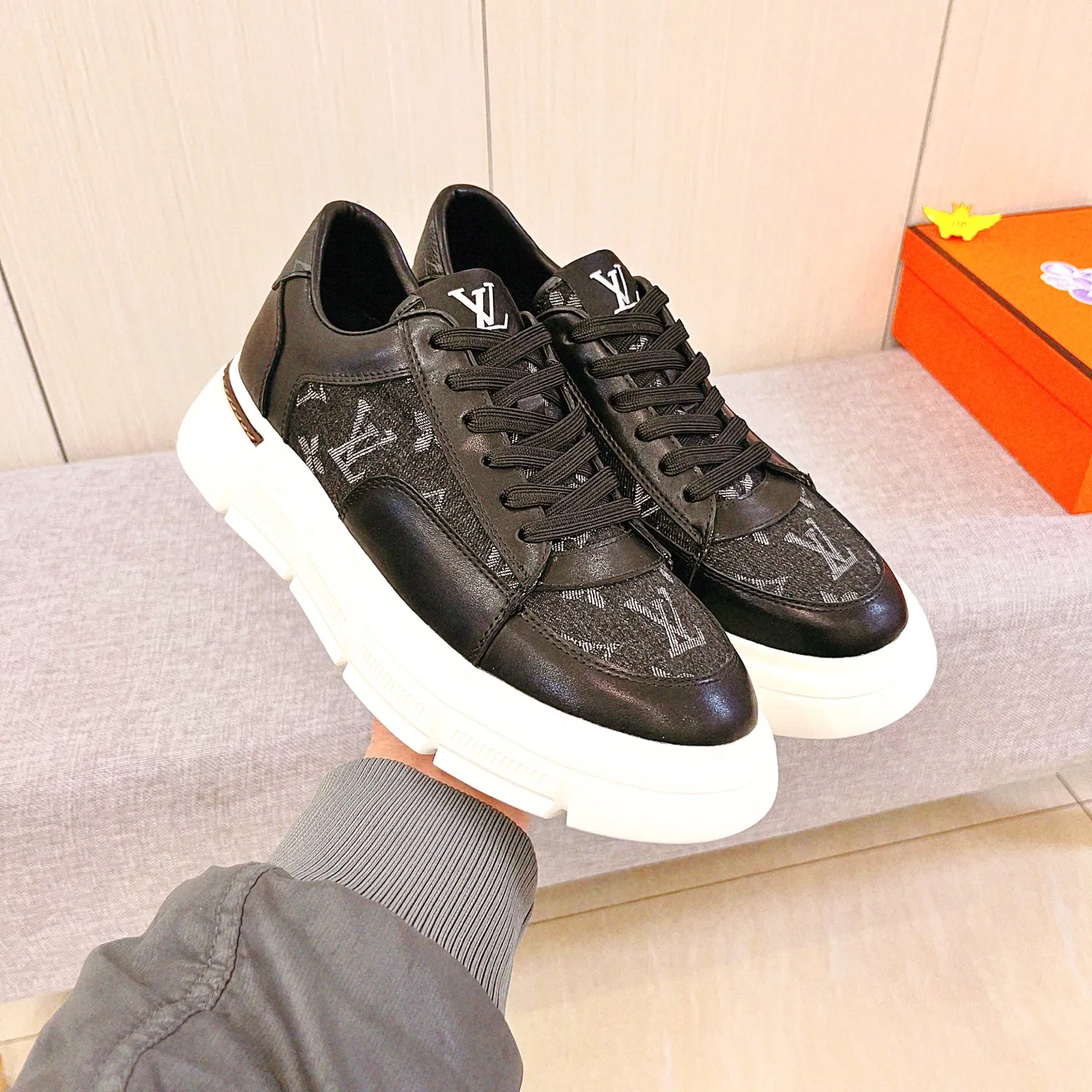 🚘🚘Factory batch 420 men's shoes💰[LV]🔥Louis Vuitton high-end men's shoes brand official website 1:1 latest masterpiece: the upper is made of Italian imported first-layer cowhide with a comfortable and breathable lining➕original non-slip and wear-resistant outsole🔥, making walking more convenient and comfortable! An exclusive new model, a stunning work, a beautiful 1:1 replica [color] compared to the official quality! Create a fashionable personality to set off your uniqueness! A must-have for trendy men! Classic 🔥Size: 38-44 Color: 🔥 2⃣️colors available🔥.